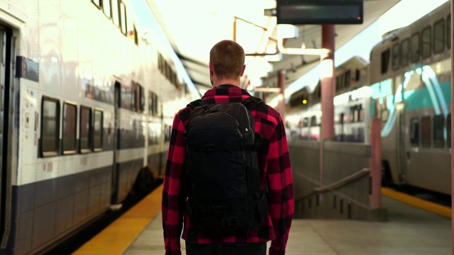 慢镜头:帅哥走在洛杉矶火车站的站台上视频下载