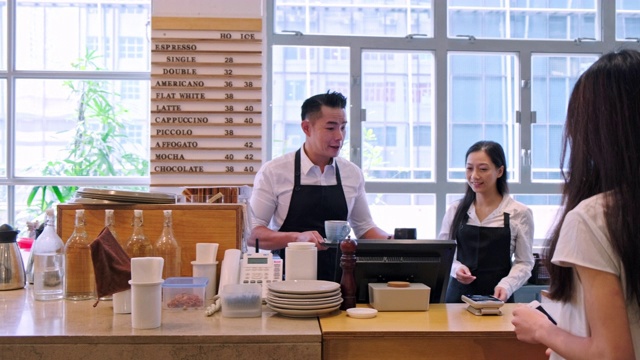 微笑的咖啡师为顾客点菜视频素材