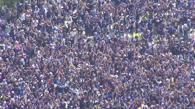 日本高知市，一大群人在观看“FIFA世界杯”视频素材