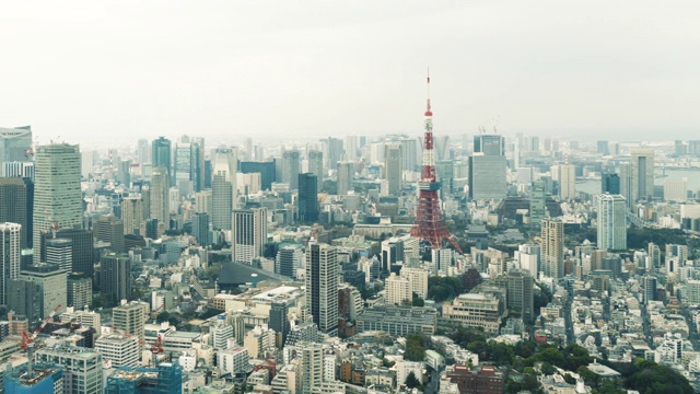 鸟瞰图东京塔和东京天际线城市景观，日本，潘向左视频素材