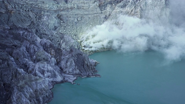硫磺烟雾在火山湖，卡瓦伊真火山，印度尼西亚视频素材