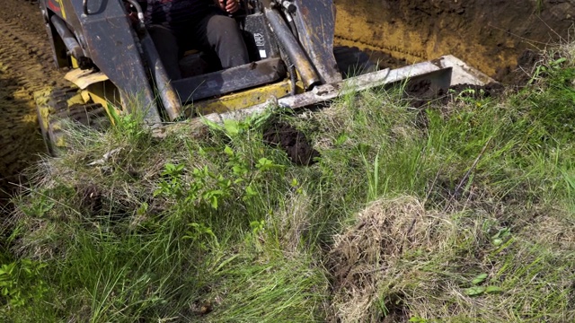 推土机在土方工程中移除草皮层的部分视图视频下载
