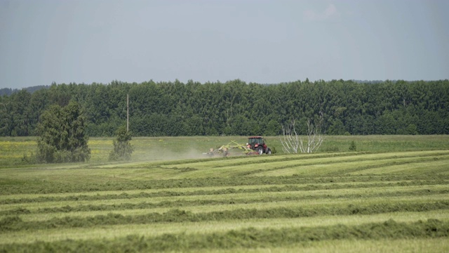 拖拉机在农田上移动用于收割的土地。收割田里的农业机械视频素材