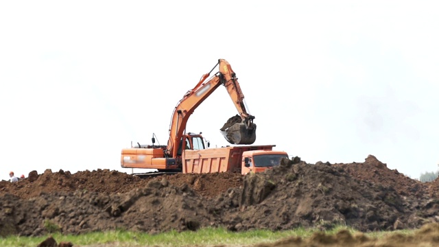 挖掘机在工地装载运输卡车视频下载