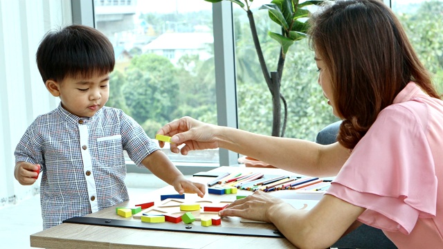 亚洲母亲和儿子一起玩。视频素材