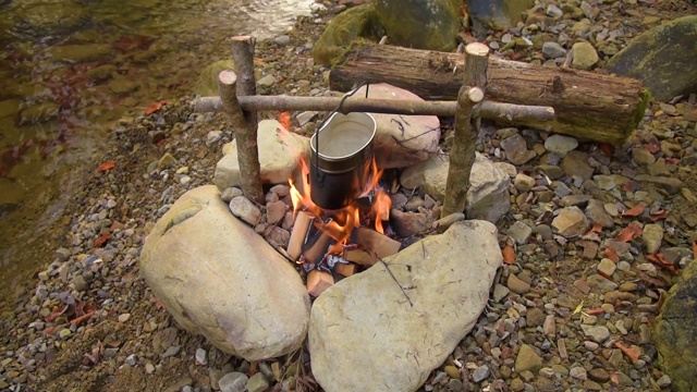 在篝火上用锅煮食物视频素材