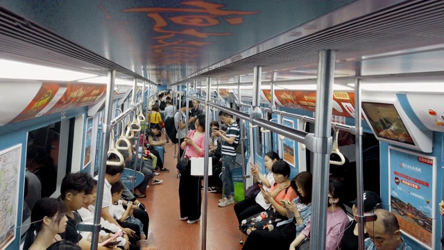 中国西安乘坐地铁的乘客。视频下载