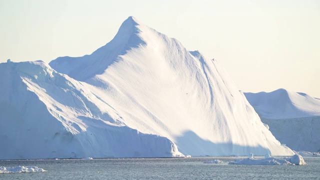 北极巨大的冰山视频素材