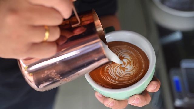 咖啡师制作咖啡拿铁艺术视频素材