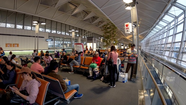 4K游客在机场登机房等待登机的时间视频下载