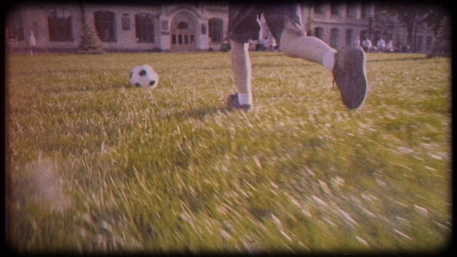 男孩在踢足球。家庭视频。视频下载