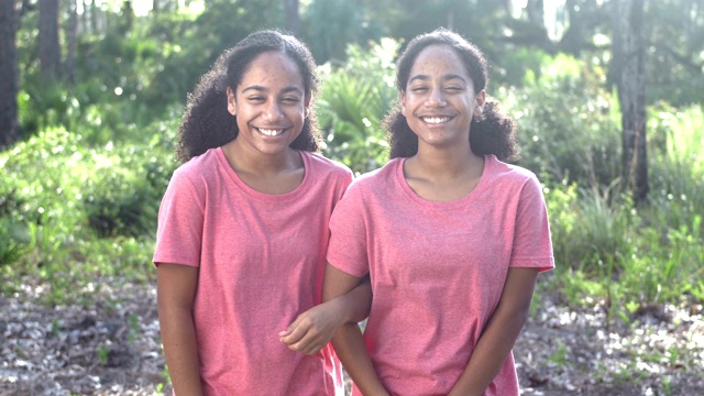 同卵双胞胎非洲裔少女在公园里视频下载