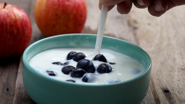 在酸奶中慢动作混合蓝莓水果视频素材