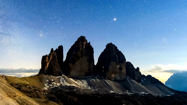 银河系在意大利白云石拉瓦雷多丘上的4K时间视频素材