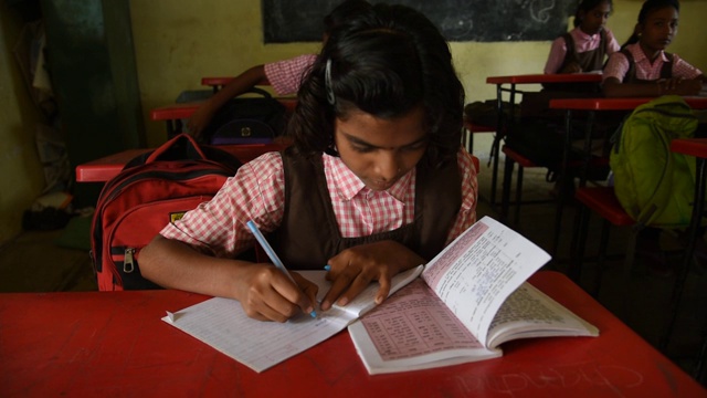 印度马哈拉施特拉邦，农村学校的学生在教室里学习。视频下载