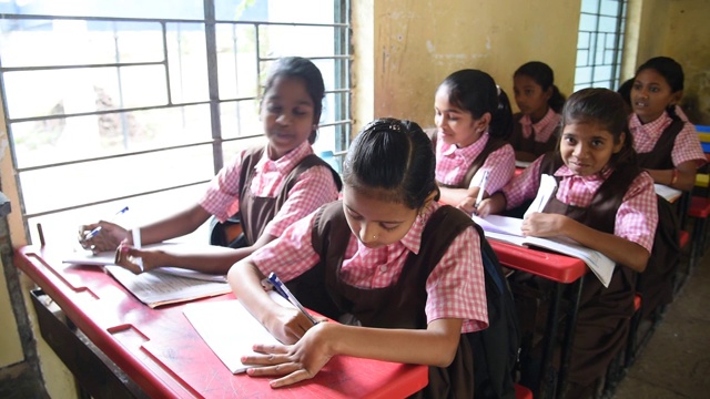 印度马哈拉施特拉邦，农村学校的学生在教室里学习。视频下载
