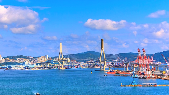 4 k。韩国釜山市的时光流逝大桥和港口视频素材