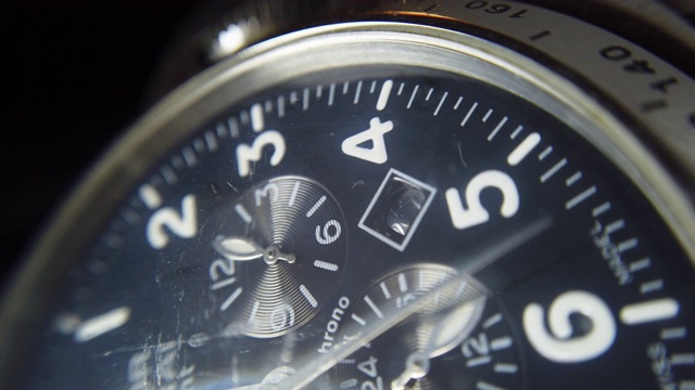 一个腕表与白色时钟指针移动的特写镜头。视频下载