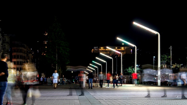 人们在夜晚走在城市广场上-时间流逝视频-伊斯坦布尔塔克西姆广场视频下载