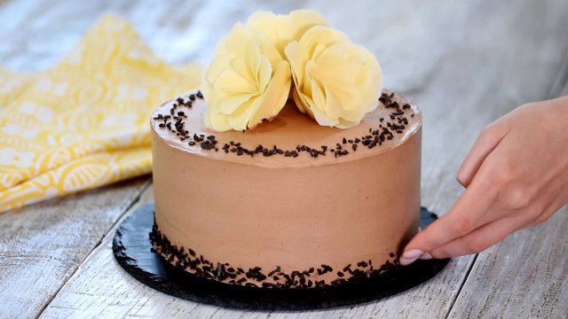 糕点师用巧克力装饰蛋糕。视频下载