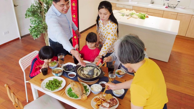 中国几代同堂吃新年食物视频素材