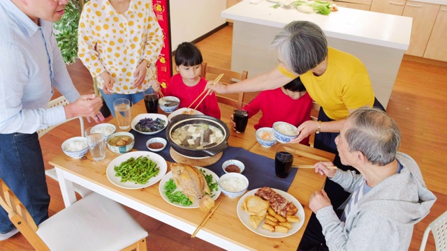 中国几代同堂吃新年食物视频购买