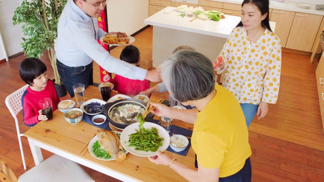 中国几代同堂吃新年食物视频素材