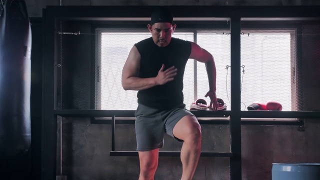 健身的人在健身房锻炼核心肌肉，武术视频素材