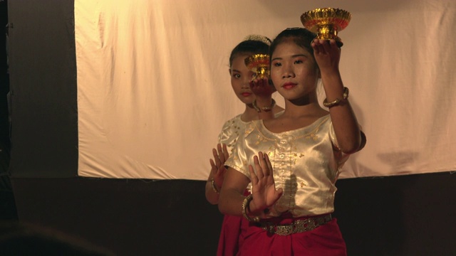 妇女在表演传统的柬埔寨舞蹈视频下载