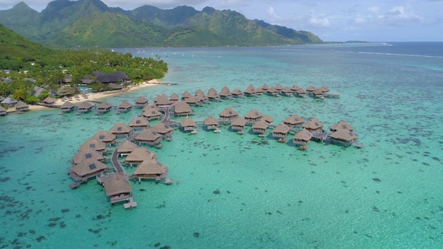 风景优美的无人机拍摄的豪华度假酒店水上平房在一个热带岛屿Moorea。视频下载
