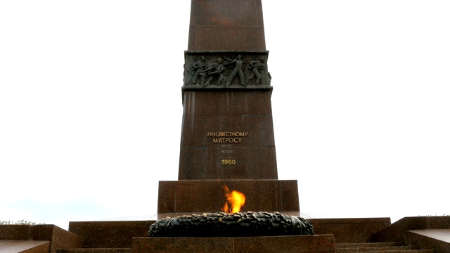 战争纪念碑。纪念在伟大的卫国战争中牺牲在敖德萨市的无名水兵的纪念碑的永恒的火焰。视频下载
