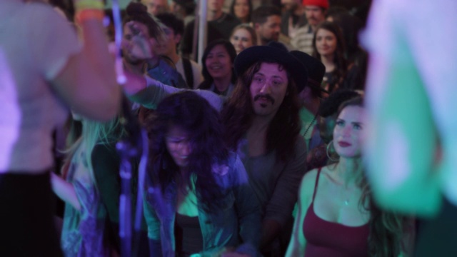 一对千禧一代波希米亚夫妇在流行音乐节的前排摇滚视频素材