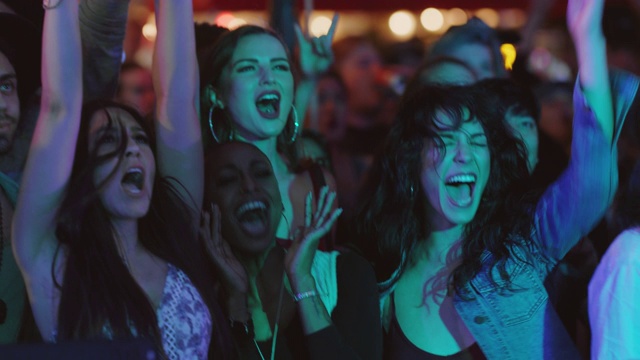 三位千禧一代潮女在一个流行音乐节的前排一起尖叫欢呼视频下载