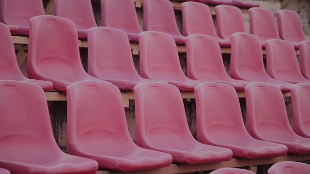 大型比赛前空荡荡的红色体育场座位视频素材