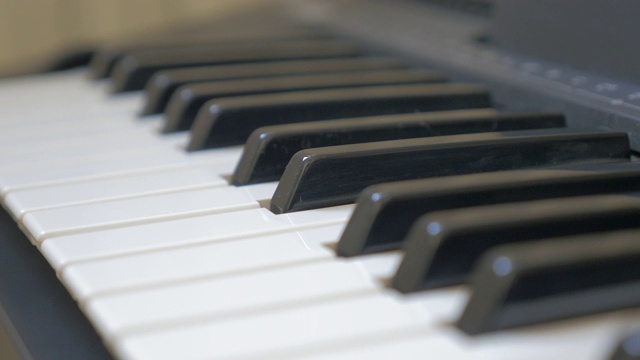 电动钢琴键特写平移4K视频素材