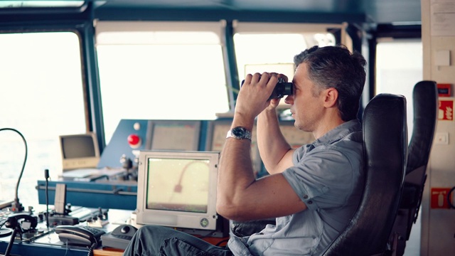 军官通过双筒望远镜进行航行观察视频素材