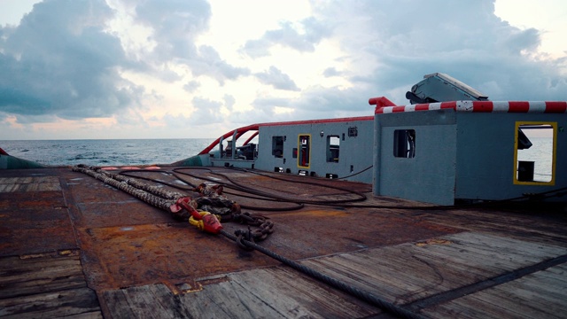 船员准备船的静态拖油船起吊视频下载