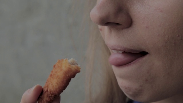 女孩在快餐店吃鸡块视频素材