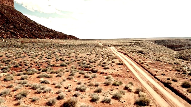 汽车开进亚利桑那大沙漠视频下载