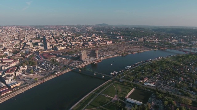 鸟瞰塞尔维亚首都贝尔格莱德的建筑、桥梁、汽车和萨瓦河和多瑙河视频素材