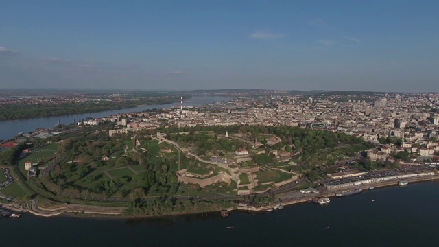 鸟瞰塞尔维亚首都贝尔格莱德的建筑、桥梁、汽车和萨瓦河和多瑙河视频素材