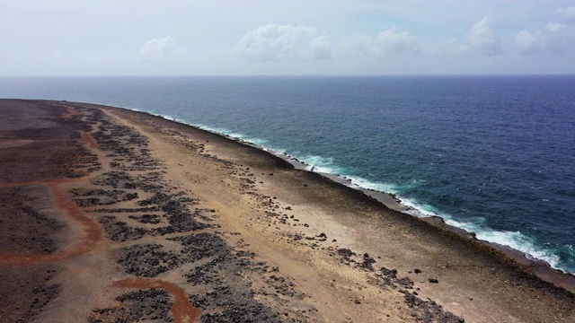 鸟瞰库拉索岛西部尖端附近的瓦塔穆拉- Curaçao/加勒比/荷属安的列斯视频下载