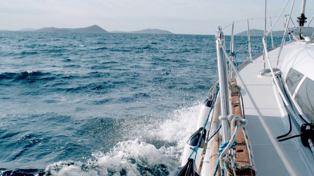 超级慢镜头，帆船沿着阳光明媚的蓝色海洋行驶，克罗地亚视频素材