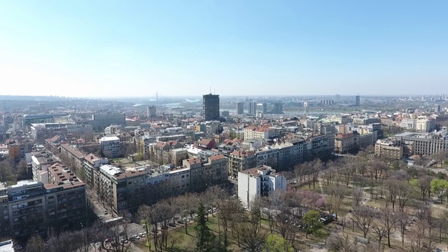 空中城市景观塞尔维亚首都贝尔格莱德市区塞尔维亚天际线与旧建筑在阳光明媚的夏天从上面看视频素材