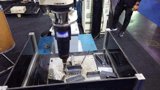 机器人焊接就是在工厂里焊接金属视频下载
