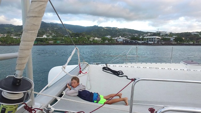一个孩子在船上，帆船视频下载