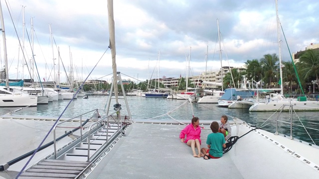 一个女人和两个孩子在一艘船上，帆船视频下载