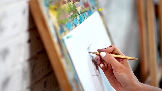 特写娴熟的女画家手绘素描在白纸帆布上使用铅笔视频下载