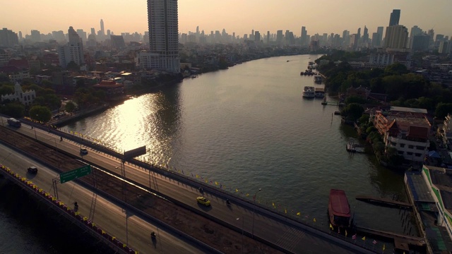 曼谷市区鸟瞰图，湄南河Phra Phuttha yofa大桥和Phra Pok k劳大桥的交通。视频素材