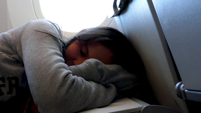 女孩睡在飞机上视频下载